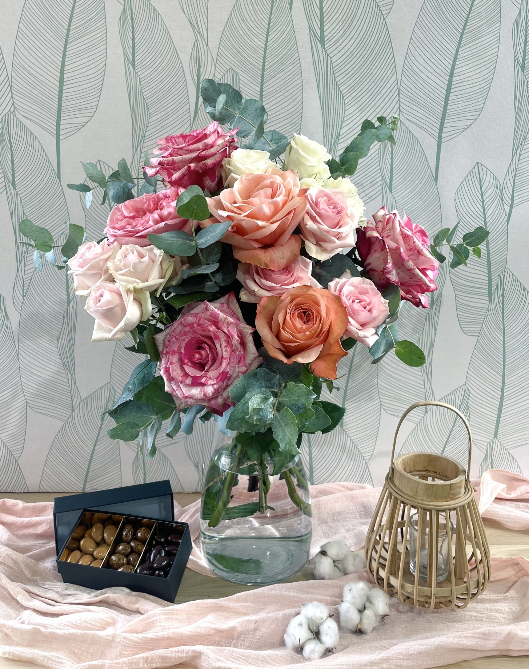 Roses Fraîches Dans Le Vase. Bouquet De Fleurs Aux Bourgeons