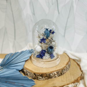 Cloche de fleurs séchées. Fleurs séchées blanc et bleu. Composition de fleurs séchées.
