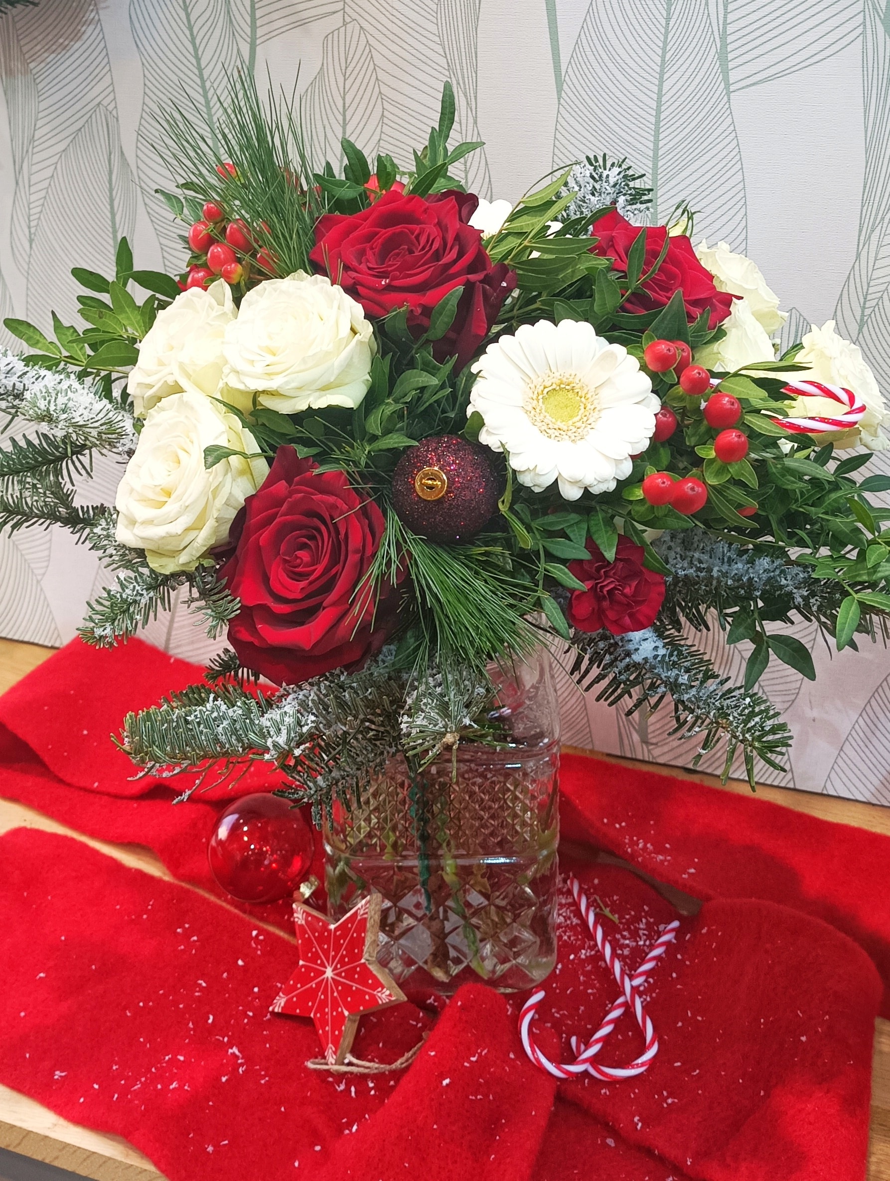 Bouquet Noël. Rouge et blanc. Fleuriste Angers. Fleuriste st barth.