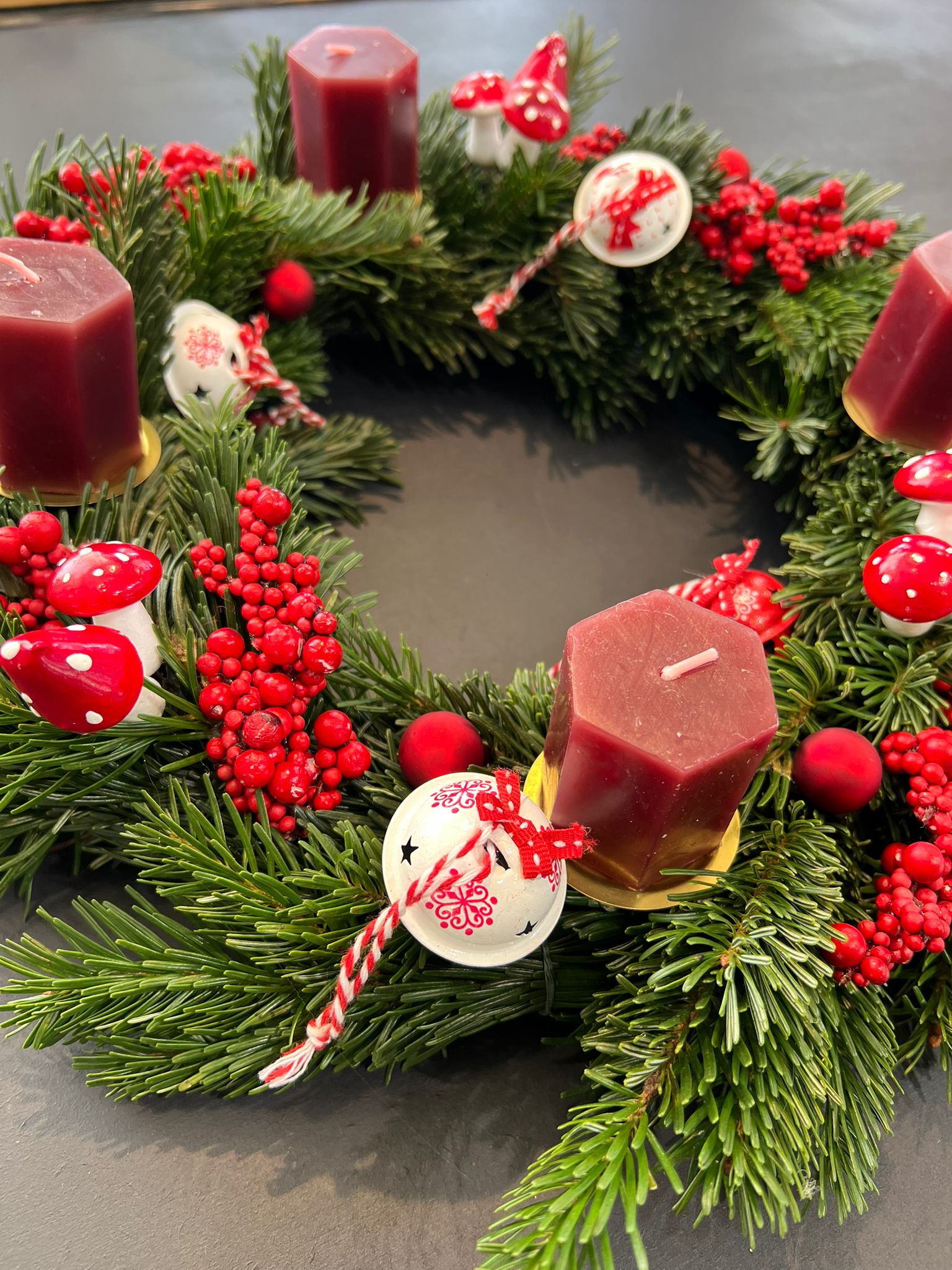 Noël. Fleuriste Angers. Fleuriste Saint barthelemy d'Anjou. Couronne de porte. Couronne de l'Avent. Rouge tradi.