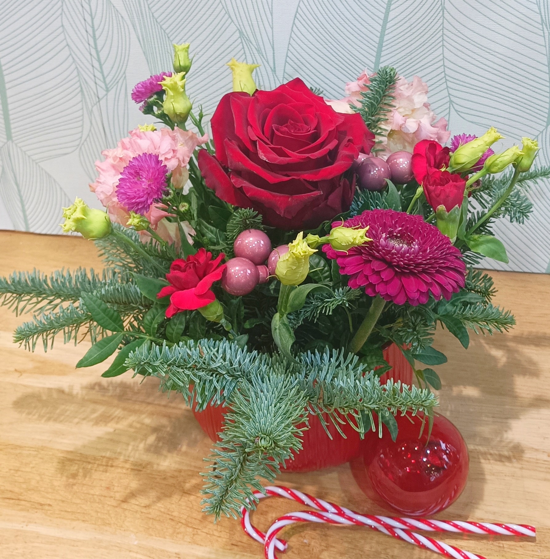 Compo de noel. Fleuriste Angers. Fleuriste st barth. Fleurs coupées.