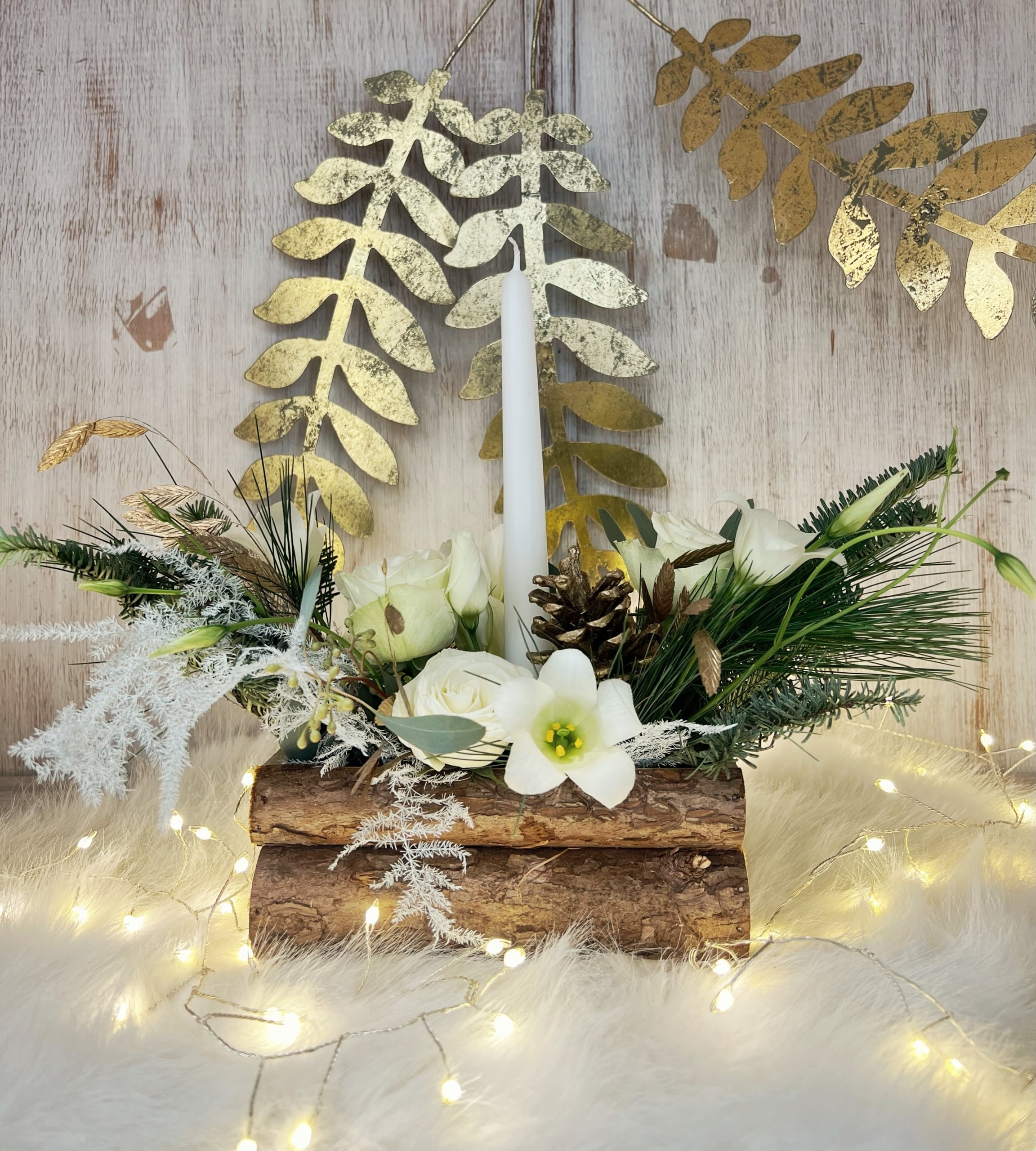 Centre de table de Noël. Compo blanche et or. Bougie. Fleuriste Angers. Fleuriste Saint Barth.