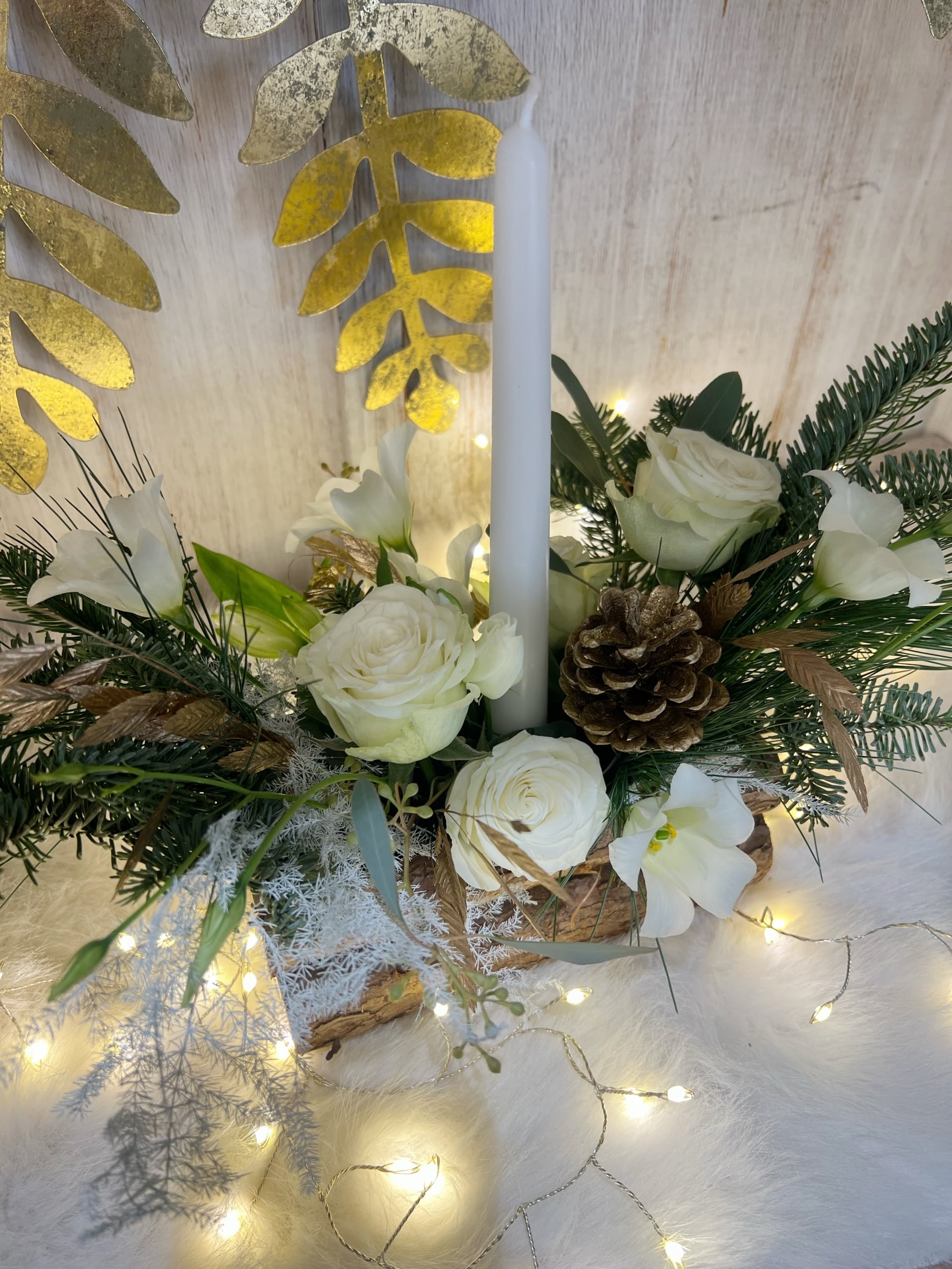 Centre de table de Noël. Compo blanche et or. Bougie. Fleuriste Angers. Fleuriste Saint Barth.